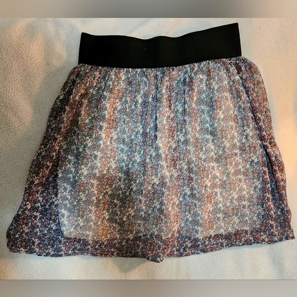Beautiful sheer light skirt with pockets - Picture 2 of 3